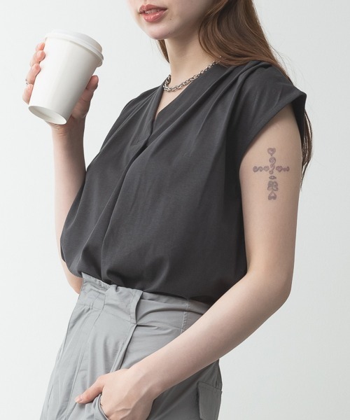 RCD(アールシーディー)の「ブラウス風タックスキッパー フレンチ袖Tシャツ(Tシャツ/カットソー・レディース・ブラック/グレイッシュベージュ/チャコールグレー/ホワイト・LL~3L/4L~5L/M-L)」の15枚目の写真