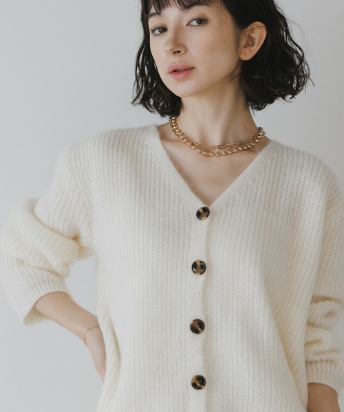 AO2（アオズ）の「V-neck loose knit cardigan / Vネック ルーズニットカーデガン（ニット/セーター・レディース・ブルー/ホワイト/レッド/ブラウン/グレー/パープル/ブラック・FREE）」の2枚目の写真