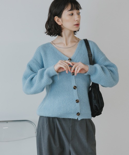 AO2（アオズ）の「V-neck loose knit cardigan / Vネック ルーズニットカーデガン（ニット/セーター・レディース・ブルー/ホワイト/レッド/ブラウン/グレー/パープル/ブラック・FREE）」の5枚目の写真