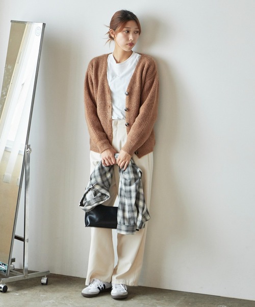 AO2（アオズ）の「V-neck loose knit cardigan / Vネック ルーズニットカーデガン（ニット/セーター・レディース・ブルー/ホワイト/レッド/ブラウン/グレー/パープル/ブラック・FREE）」の21枚目の写真