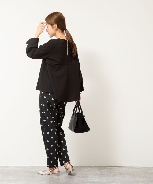 NOLLEY’S（ノーリーズ）の「《セットアップ対応》ウォッシャブルストレッチギャババックフレアブラウス（シャツ/ブラウス・レディース・ブラック/ベージュ・38）」の7枚目の写真