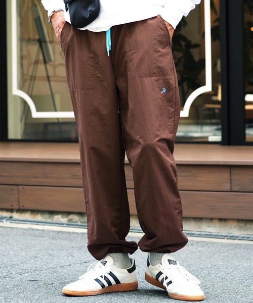 jiggys shop（ジギーズショップ）の「ワンポイント刺繍 ベイカー ナイロンパンツ（その他パンツ・メンズ・チャコール/ベージュ/ブラウン・X-LARGE/MEDIUM/LARGE）」の3枚目の写真