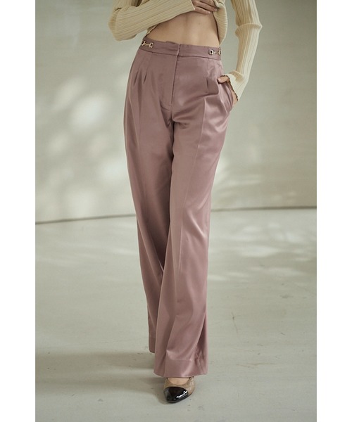 Estella.K(エステラケー)の「Ciara Satin Pants サイドチェーンロングパンツ(その他パンツ・レディース・モーブ系/ブラック/ベージュ・SMALL/MEDIUM)」の1枚目の写真