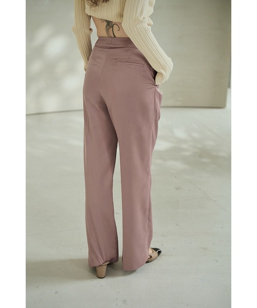 Estella.K(エステラケー)の「Ciara Satin Pants サイドチェーンロングパンツ(その他パンツ・レディース・モーブ系/ブラック/ベージュ・SMALL/MEDIUM)」の4枚目の写真