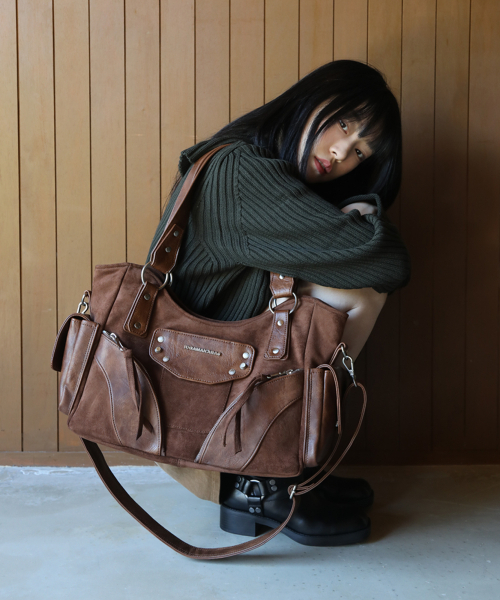 IUGAMAKARAS（イウガマカラス）の「Studded Suede Shoulder Bag (Brown