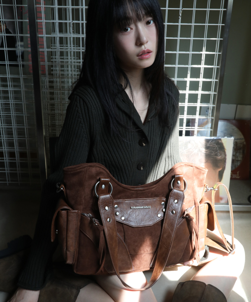 IUGAMAKARAS（イウガマカラス）の「Studded Suede Shoulder Bag (Brown