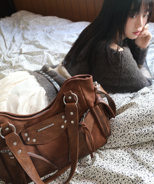 IUGAMAKARAS（イウガマカラス）の「Studded Suede Shoulder Bag (Brown