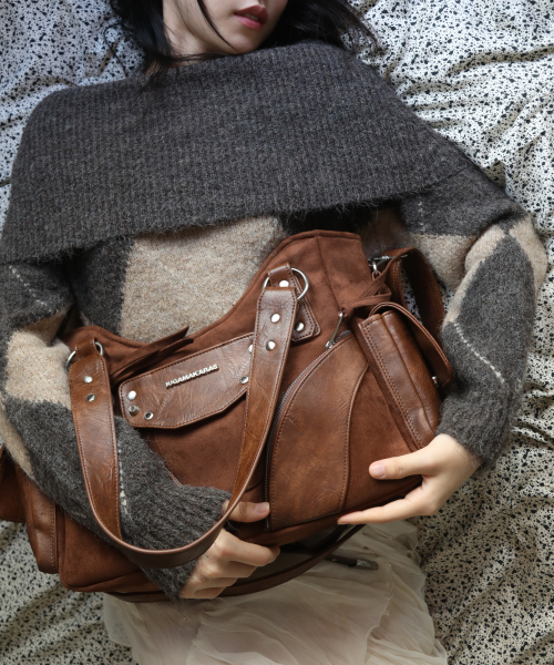 IUGAMAKARAS（イウガマカラス）の「Studded Suede Shoulder Bag (Brown