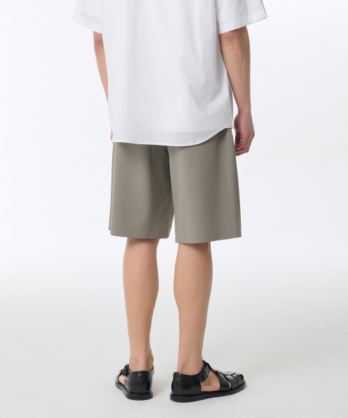 MUSINSA STANDARD（ムシンサスタンダード）の「クレープワンタックワイドバンディングショーツ[カーキグレー]（その他パンツ・メンズ・その他・40/38/42/36/34/32/30/26/28）」の2枚目の写真