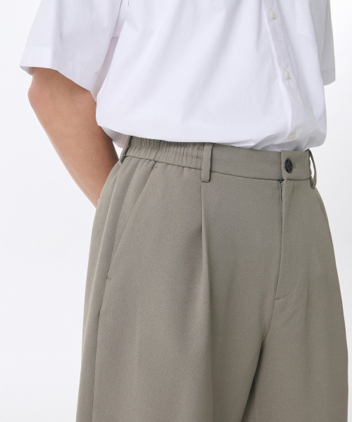 MUSINSA STANDARD（ムシンサスタンダード）の「クレープワンタックワイドバンディングショーツ[カーキグレー]（その他パンツ・メンズ・その他・40/38/42/36/34/32/30/26/28）」の4枚目の写真