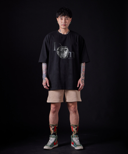 ASTRAL PROJECTION（アストラルプロジェクション）の「[オーバーサイズ]アップル13番手綿ラウンドネック半袖Tシャツ_ブラック（Tシャツ/カットソー・メンズ・その他・LARGE/MEDIUM/X-LARGE）」の5枚目の写真
