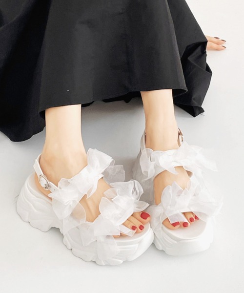 Shoes in Closet(シューズインクローゼット)の「超軽量 厚底 ボリュームソール シアー リボン サンダル 5483(サンダル・レディース・アイボリー/ブラック×ブラック/ホワイト系3/ブラック系3・L/M/S/LL)」の2枚目の写真