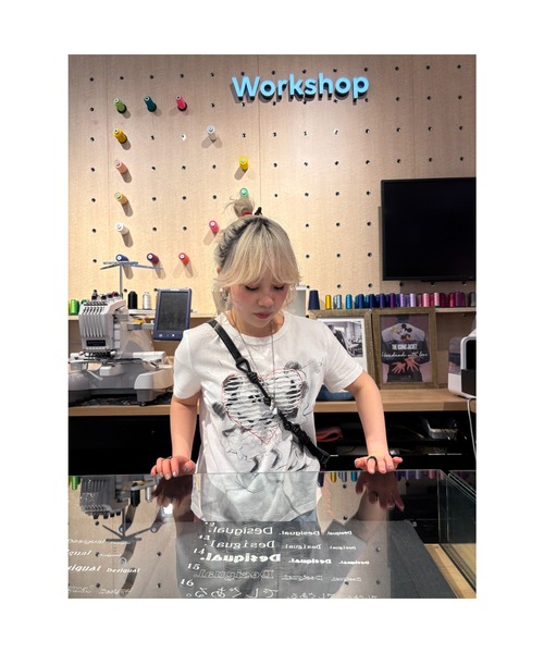 Desigual(デシグアル)の「ミッキー&ミニー グラフィック ハートTシャツ ディズニー(Tシャツ/カットソー・レディース・レッド/ホワイト・S/M/L/XL/XS)」の1枚目の写真