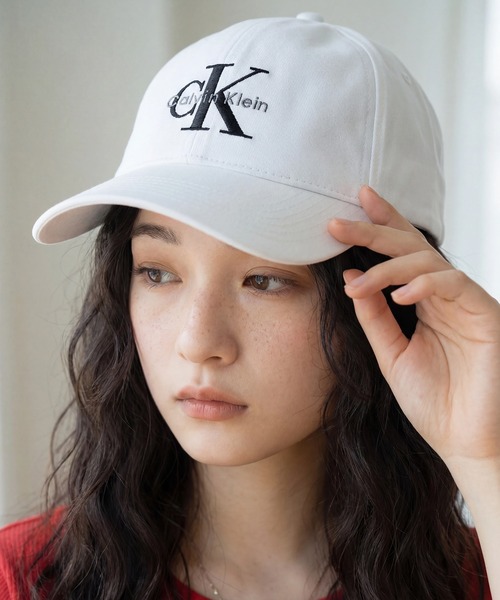 Calvin Klein（カルバン・クライン）の「【Calvin Klein/カルバンクライン】MONOGRAM EMBROIDERY BASEBALL CAP/モノグラム エンブロイダリー ベースボールキャップ（キャップ・メンズ・ホワイト/ブラック・ONE SIZE）」の2枚目の写真