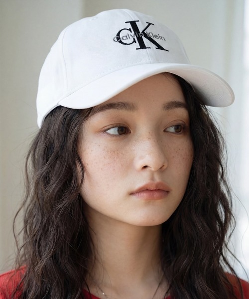 Calvin Klein（カルバン・クライン）の「【Calvin Klein/カルバンクライン】MONOGRAM EMBROIDERY BASEBALL CAP/モノグラム エンブロイダリー ベースボールキャップ（キャップ・メンズ・ホワイト/ブラック・ONE SIZE）」の3枚目の写真