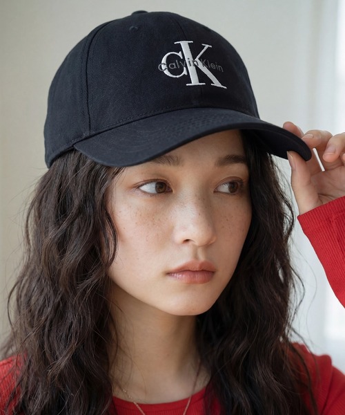 Calvin Klein（カルバン・クライン）の「【Calvin Klein/カルバンクライン】MONOGRAM EMBROIDERY BASEBALL CAP/モノグラム エンブロイダリー ベースボールキャップ（キャップ・メンズ・ホワイト/ブラック・ONE SIZE）」の4枚目の写真