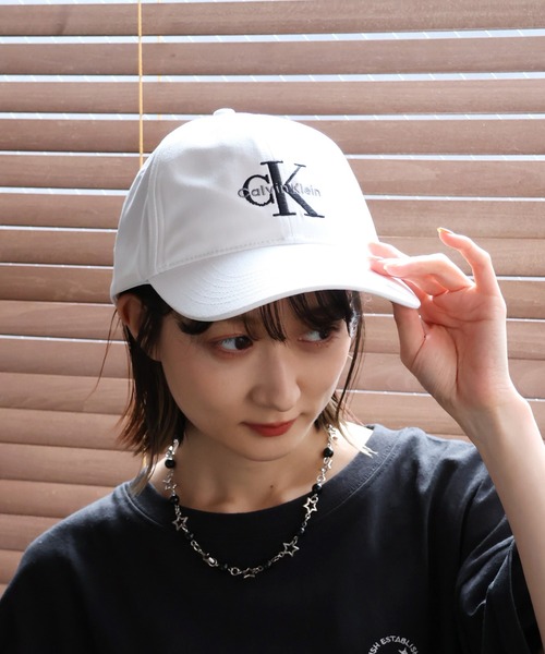 Calvin Klein（カルバン・クライン）の「【Calvin Klein/カルバンクライン】MONOGRAM EMBROIDERY BASEBALL CAP/モノグラム エンブロイダリー ベースボールキャップ（キャップ・メンズ・ホワイト/ブラック/ライトカーキ・ONE SIZE）」の13枚目の写真