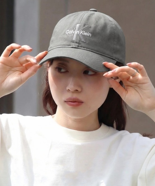 Calvin Klein（カルバン・クライン）の「【Calvin Klein/カルバンクライン】MONOGRAM EMBROIDERY BASEBALL CAP/モノグラム エンブロイダリー ベースボールキャップ（キャップ・メンズ・ホワイト/ブラック/ライトカーキ・ONE SIZE）」の16枚目の写真