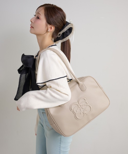 Seemi. byNICECLAUP（ シーミーバイナイスクラップ）の「【Seemi.】キャリーオン可能/エンボススクエアボストン（ボストンバッグ・レディース・グレイッシュベージュ/カーキ/モカ・FREE）」の2枚目の写真