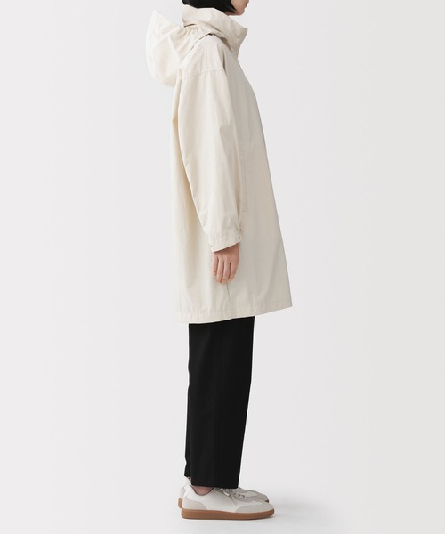 無印良品（ムジルシリョウヒン）の「婦人　撥水ＵＶカットフードがしまえるロングコート（その他アウター・レディース・アイボリー/スモーキーグリーン系/ダークネイビー・S/M/L/XL）」の5枚目の写真