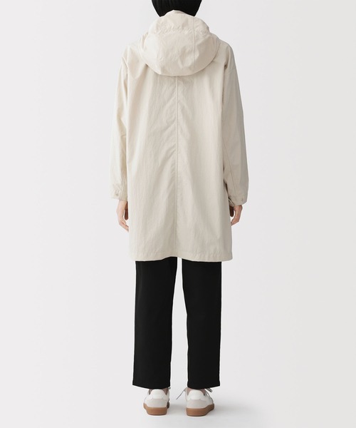 無印良品（ムジルシリョウヒン）の「婦人　撥水ＵＶカットフードがしまえるロングコート（その他アウター・レディース・アイボリー/スモーキーグリーン系/ダークネイビー・S/M/L/XL）」の6枚目の写真