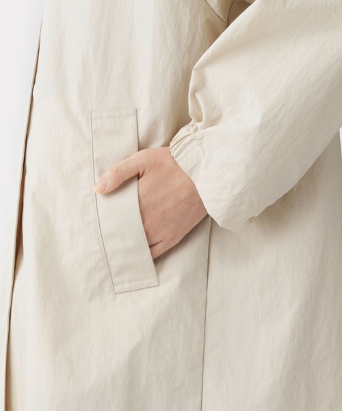 無印良品（ムジルシリョウヒン）の「婦人　撥水ＵＶカットフードがしまえるロングコート（その他アウター・レディース・アイボリー/スモーキーグリーン系/ダークネイビー・S/M/L/XL）」の8枚目の写真