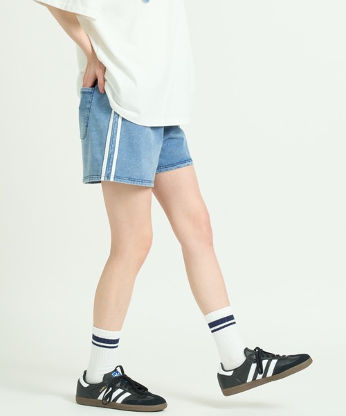 A.D.C.L.(エーディーシーエル)の「カットデニム サイドライン トラックショートパンツ(その他パンツ・レディース・ブラック/サックスブルー・M/L)」の2枚目の写真