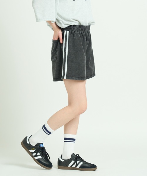 A.D.C.L.(エーディーシーエル)の「カットデニム サイドライン トラックショートパンツ(その他パンツ・レディース・ブラック/サックスブルー・M/L)」の1枚目の写真