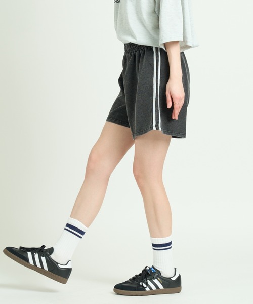A.D.C.L.(エーディーシーエル)の「カットデニム サイドライン トラックショートパンツ(その他パンツ・レディース・ブラック/サックスブルー・M/L)」の3枚目の写真