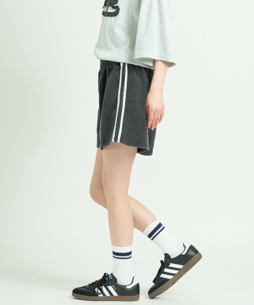 A.D.C.L.(エーディーシーエル)の「カットデニム サイドライン トラックショートパンツ(その他パンツ・レディース・ブラック/サックスブルー・M/L)」の4枚目の写真