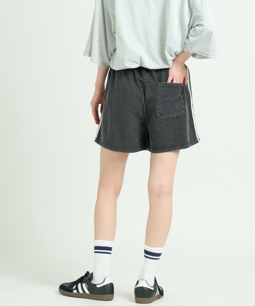 A.D.C.L.(エーディーシーエル)の「カットデニム サイドライン トラックショートパンツ(その他パンツ・レディース・ブラック/サックスブルー・M/L)」の5枚目の写真