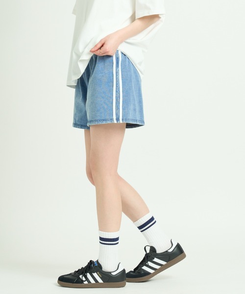 A.D.C.L.(エーディーシーエル)の「カットデニム サイドライン トラックショートパンツ(その他パンツ・レディース・ブラック/サックスブルー・M/L)」の6枚目の写真