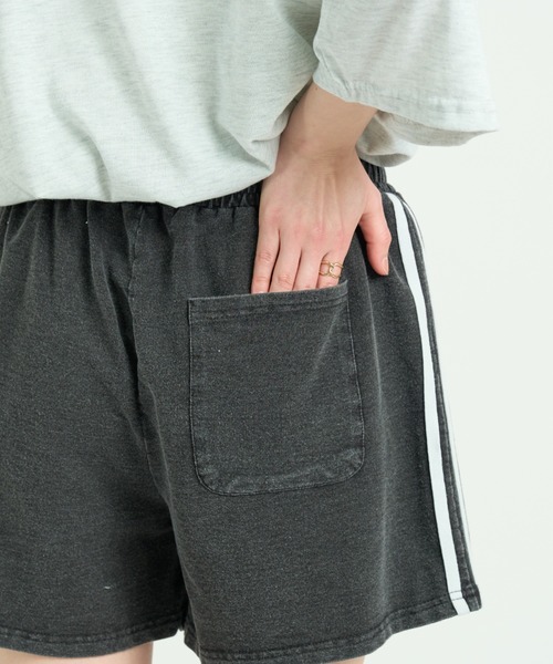 A.D.C.L.(エーディーシーエル)の「カットデニム サイドライン トラックショートパンツ(その他パンツ・レディース・ブラック/サックスブルー・M/L)」の21枚目の写真