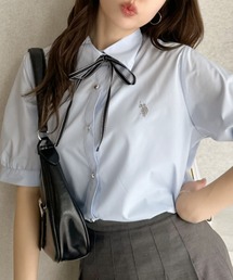 U.S. POLO ASSN.（ユーエスポロアッスン）の「【Ada.別注 U.S. POLO ASSN】リボン タイ 付き 半袖 ブラウス（シャツ/ブラウス）」