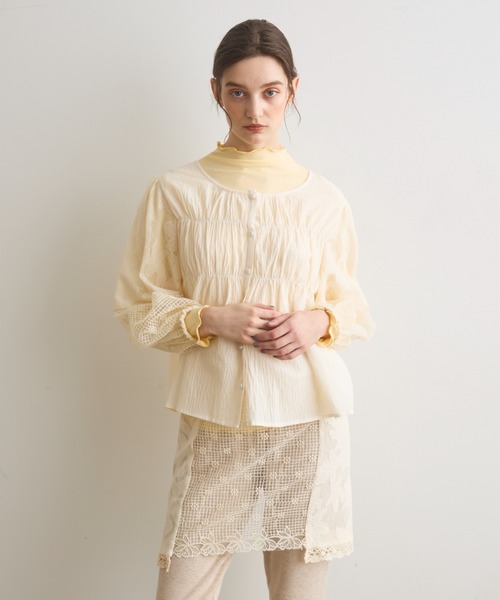 Crisp(クリスプ)の「シャーリングパフレースブラウス(シャツ/ブラウス・レディース・アイボリー・FREE)」の2枚目の写真