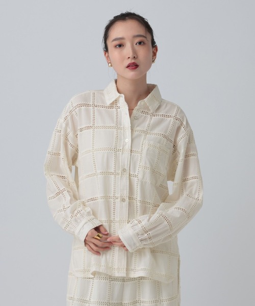 LEPSIM（レプシィム）の「スクエア刺繍シャツチュニック　639398（シャツ/ブラウス・レディース・アイボリー/ブラック・FREE）」の3枚目の写真