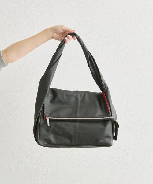 ear PAPILLONNER（イアパピヨネ）の「【kawa-kawa(カワカワ)】NO1556 0.8ビッグショルダーバッグ（ショルダーバッグ・レディース・ブラック・FREE）」の2枚目の写真