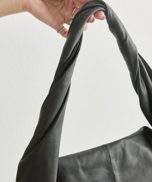 ear PAPILLONNER（イアパピヨネ）の「【kawa-kawa(カワカワ)】NO1556 0.8ビッグショルダーバッグ（ショルダーバッグ・レディース・ブラック・FREE）」の6枚目の写真