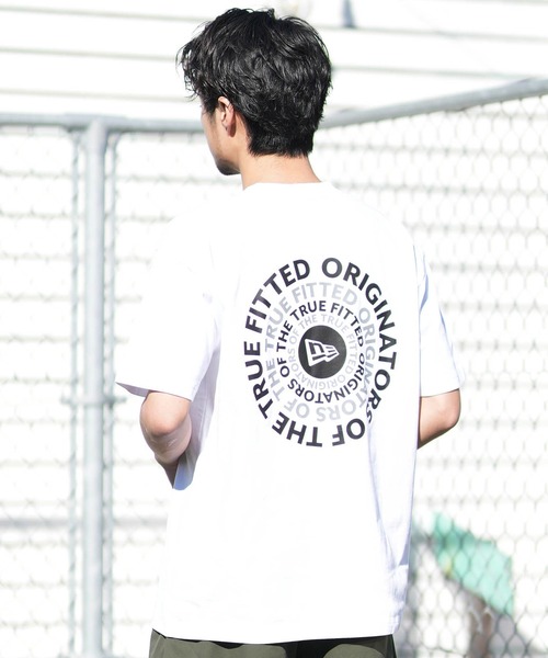 NEW ERA(ニューエラ)の「NEW ERA/ニューエラ 半袖 Tシャツ バックプリント コットン Circle ロゴ(Tシャツ/カットソー・メンズ・ホワイト/ダークグレー/クリーム/ブラック・XL/XXL/M/L)」の2枚目の写真