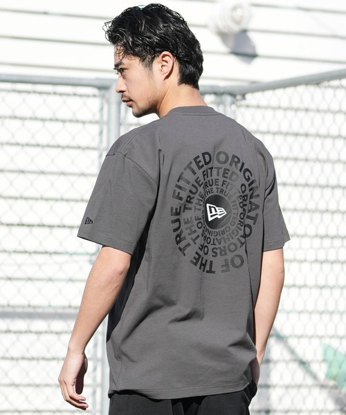 NEW ERA(ニューエラ)の「NEW ERA/ニューエラ 半袖 Tシャツ バックプリント コットン Circle ロゴ(Tシャツ/カットソー・メンズ・ホワイト/ダークグレー/クリーム/ブラック・XL/XXL/M/L)」の3枚目の写真