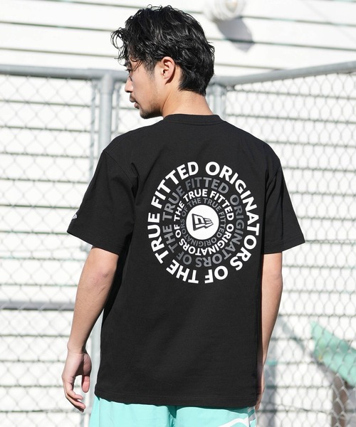 NEW ERA(ニューエラ)の「NEW ERA/ニューエラ 半袖 Tシャツ バックプリント コットン Circle ロゴ(Tシャツ/カットソー・メンズ・ホワイト/ダークグレー/クリーム/ブラック・XL/XXL/M/L)」の1枚目の写真