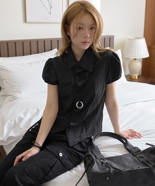 UNE MANSION(ユヌマンション)の「【UNE ORIGINAL】アシンメトリーパフスリーブナイロンシャツブラウス(シャツ/ブラウス・レディース・ブラック/グレー/クリーム・MEDIUM/SMALL)」の2枚目の写真