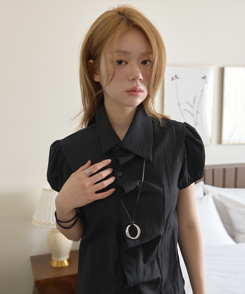 UNE MANSION(ユヌマンション)の「【UNE ORIGINAL】アシンメトリーパフスリーブナイロンシャツブラウス(シャツ/ブラウス・レディース・ブラック/グレー/クリーム・MEDIUM/SMALL)」の8枚目の写真