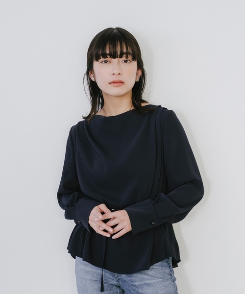 Sirin(シリン)の「ダブルクロスドレープブラウス(シャツ/ブラウス・レディース・ピンクベージュ/ライトブルー/オフホワイト/ネイビー・FREE)」の4枚目の写真
