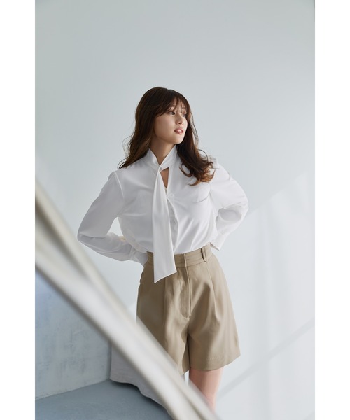 Her lip to（ハーリップトゥー）の「Long Tie Slit Blouse（シャツ/ブラウス・レディース・ライトグレー/オフホワイト・S/M）」の3枚目の写真