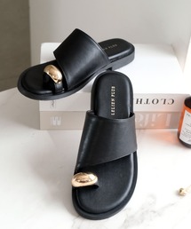 AmiAmi（アミアミ）の「【さっと秒履き!】サムリングゴールドモチーフサンダル（サンダル）」