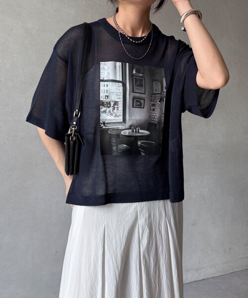 DouDou(ドゥドゥ)の「【WEB限定】プリントシアーニットプルオーバー(Tシャツ/カットソー・レディース・ネイビー/グレー/オフホワイト・FREE)」の3枚目の写真