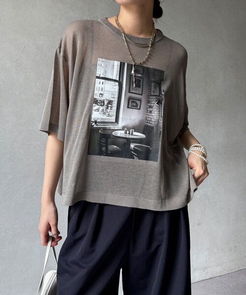 DouDou(ドゥドゥ)の「【WEB限定】プリントシアーニットプルオーバー(Tシャツ/カットソー・レディース・ネイビー/グレー/オフホワイト・FREE)」の2枚目の写真