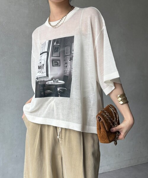 DouDou(ドゥドゥ)の「【WEB限定】プリントシアーニットプルオーバー(Tシャツ/カットソー・レディース・ネイビー/グレー/オフホワイト・FREE)」の1枚目の写真