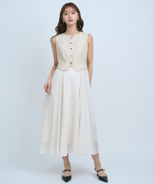 AND COUTURE(アンドクチュール)の「ショートジレレイヤードワンピース(ワンピース・レディース・ベージュ/カーキ/チャコールグレー・FREE)」の2枚目の写真